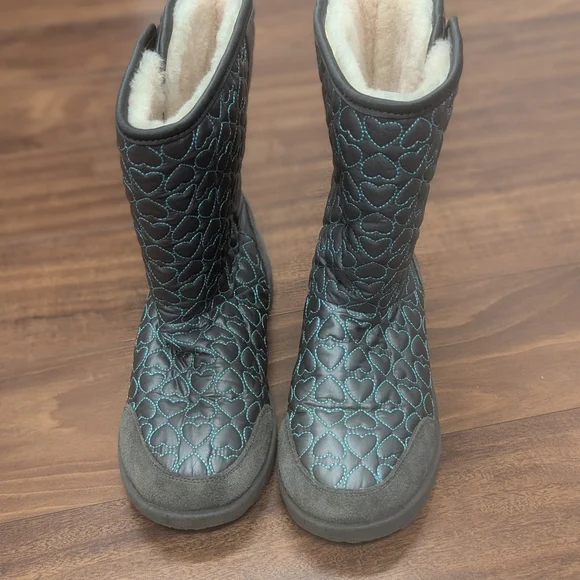 UGG Girls Boots - Picture 2 of 11